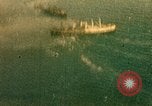 Immagine di Feriti US Navy piloti di atterraggio sulla USS Yorktown seconda guerra mondiale Truk Isole Caroline, 1944, secondo 13 filmato di repertorio 65675021561