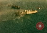 Immagine di Feriti US Navy piloti di atterraggio sulla USS Yorktown seconda guerra mondiale Truk Isole Caroline, 1944, secondo 14 filmato di repertorio 65675021561
