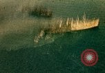 Immagine di Feriti US Navy piloti di atterraggio sulla USS Yorktown seconda guerra mondiale Truk Isole Caroline, 1944, secondo 15 filmato di repertorio 65675021561