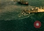 Immagine di Feriti US Navy piloti di atterraggio sulla USS Yorktown seconda guerra mondiale Truk Isole Caroline, 1944, secondo 16 filmato di repertorio 65675021561