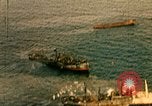 Immagine di Feriti US Navy piloti di atterraggio sulla USS Yorktown seconda guerra mondiale Truk Isole Caroline, 1944, secondo 17 filmato di repertorio 65675021561