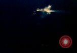 Immagine di Feriti US Navy piloti di atterraggio sulla USS Yorktown seconda guerra mondiale Truk Isole Caroline, 1944, secondo 18 filmato di repertorio 65675021561