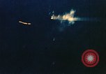 Immagine di Feriti US Navy piloti di atterraggio sulla USS Yorktown seconda guerra mondiale Truk Isole Caroline, 1944, secondo 19 filmato di repertorio 65675021561