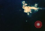 Immagine di Feriti US Navy piloti di atterraggio sulla USS Yorktown seconda guerra mondiale Truk Isole Caroline, 1944, secondo 21 filmato di repertorio 65675021561