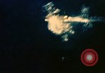 Immagine di Feriti US Navy piloti di atterraggio sulla USS Yorktown seconda guerra mondiale Truk Isole Caroline, 1944, secondo 22 filmato di repertorio 65675021561