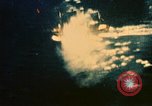 Immagine di Feriti US Navy piloti di atterraggio sulla USS Yorktown seconda guerra mondiale Truk Isole Caroline, 1944, secondo 24 filmato di repertorio 65675021561