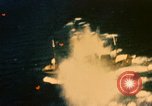 Immagine di Feriti US Navy piloti di atterraggio sulla USS Yorktown seconda guerra mondiale Truk Isole Caroline, 1944, secondo 25 filmato di repertorio 65675021561