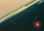 Immagine di Feriti US Navy piloti di atterraggio sulla USS Yorktown seconda guerra mondiale Truk Isole Caroline, 1944, secondo 27 filmato di repertorio 65675021561
