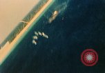 Immagine di Feriti US Navy piloti di atterraggio sulla USS Yorktown seconda guerra mondiale Truk Isole Caroline, 1944, secondo 29 filmato di repertorio 65675021561