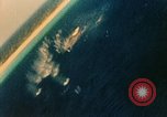 Immagine di Feriti US Navy piloti di atterraggio sulla USS Yorktown seconda guerra mondiale Truk Isole Caroline, 1944, secondo 30 filmato di repertorio 65675021561