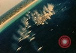 Immagine di Feriti US Navy piloti di atterraggio sulla USS Yorktown seconda guerra mondiale Truk Isole Caroline, 1944, secondo 31 filmato di repertorio 65675021561