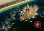 Immagine di Feriti US Navy piloti di atterraggio sulla USS Yorktown seconda guerra mondiale Truk Isole Caroline, 1944, secondo 32 filmato di repertorio 65675021561
