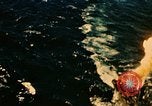 Immagine di Feriti US Navy piloti di atterraggio sulla USS Yorktown seconda guerra mondiale Truk Isole Caroline, 1944, secondo 36 filmato di repertorio 65675021561