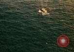 Immagine di Feriti US Navy piloti di atterraggio sulla USS Yorktown seconda guerra mondiale Truk Isole Caroline, 1944, secondo 37 filmato di repertorio 65675021561