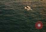 Immagine di Feriti US Navy piloti di atterraggio sulla USS Yorktown seconda guerra mondiale Truk Isole Caroline, 1944, secondo 38 filmato di repertorio 65675021561