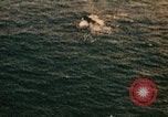 Immagine di Feriti US Navy piloti di atterraggio sulla USS Yorktown seconda guerra mondiale Truk Isole Caroline, 1944, secondo 40 filmato di repertorio 65675021561