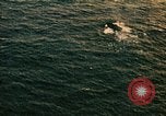 Immagine di Feriti US Navy piloti di atterraggio sulla USS Yorktown seconda guerra mondiale Truk Isole Caroline, 1944, secondo 41 filmato di repertorio 65675021561