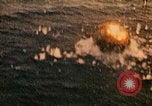 Immagine di Feriti US Navy piloti di atterraggio sulla USS Yorktown seconda guerra mondiale Truk Isole Caroline, 1944, secondo 45 filmato di repertorio 65675021561