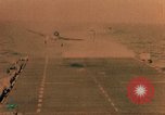 Immagine di Feriti US Navy piloti di atterraggio sulla USS Yorktown seconda guerra mondiale Truk Isole Caroline, 1944, secondo 50 filmato di repertorio 65675021561