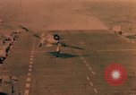 Immagine di Feriti US Navy piloti di atterraggio sulla USS Yorktown seconda guerra mondiale Truk Isole Caroline, 1944, secondo 51 filmato di repertorio 65675021561