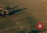 Immagine di Feriti US Navy piloti di atterraggio sulla USS Yorktown seconda guerra mondiale Truk Isole Caroline, 1944, secondo 52 filmato di repertorio 65675021561