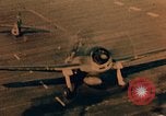 Immagine di Feriti US Navy piloti di atterraggio sulla USS Yorktown seconda guerra mondiale Truk Isole Caroline, 1944, secondo 53 filmato di repertorio 65675021561