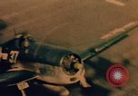 Immagine di Feriti US Navy piloti di atterraggio sulla USS Yorktown seconda guerra mondiale Truk Isole Caroline, 1944, secondo 54 filmato di repertorio 65675021561
