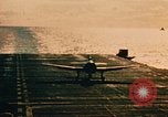 Immagine di Feriti US Navy piloti di atterraggio sulla USS Yorktown seconda guerra mondiale Truk Isole Caroline, 1944, secondo 58 filmato di repertorio 65675021561