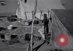 Standbild armen Migranten bäuerlichen Familie im Zelt der Gemeinschaft United States USA, 1939, aus Sekunde 6 historischem Filmmaterial Videoclip 65675021575