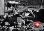 Standbild armen Migranten bäuerlichen Familie im Zelt der Gemeinschaft United States USA, 1939, aus Sekunde 11 historischem Filmmaterial Videoclip 65675021575
