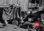 Standbild armen Migranten bäuerlichen Familie im Zelt der Gemeinschaft United States USA, 1939, aus Sekunde 16 historischem Filmmaterial Videoclip 65675021575