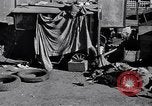 Standbild armen Migranten bäuerlichen Familie im Zelt der Gemeinschaft United States USA, 1939, aus Sekunde 18 historischem Filmmaterial Videoclip 65675021575