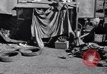 Standbild armen Migranten bäuerlichen Familie im Zelt der Gemeinschaft United States USA, 1939, aus Sekunde 19 historischem Filmmaterial Videoclip 65675021575