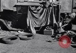 Standbild armen Migranten bäuerlichen Familie im Zelt der Gemeinschaft United States USA, 1939, aus Sekunde 20 historischem Filmmaterial Videoclip 65675021575