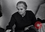 Standbild armen Migranten bäuerlichen Familie im Zelt der Gemeinschaft United States USA, 1939, aus Sekunde 30 historischem Filmmaterial Videoclip 65675021575