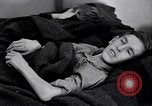 Standbild armen Migranten bäuerlichen Familie im Zelt der Gemeinschaft United States USA, 1939, aus Sekunde 34 historischem Filmmaterial Videoclip 65675021575
