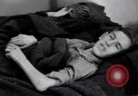Standbild armen Migranten bäuerlichen Familie im Zelt der Gemeinschaft United States USA, 1939, aus Sekunde 35 historischem Filmmaterial Videoclip 65675021575