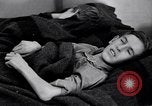 Standbild armen Migranten bäuerlichen Familie im Zelt der Gemeinschaft United States USA, 1939, aus Sekunde 37 historischem Filmmaterial Videoclip 65675021575