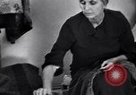Standbild armen Migranten bäuerlichen Familie im Zelt der Gemeinschaft United States USA, 1939, aus Sekunde 46 historischem Filmmaterial Videoclip 65675021575