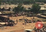 Image évacuation civiles Kontum Vietnam, 1972, de la seconde 15 séquences d'archives historiques vidéo 65675021670