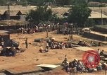 Image évacuation civiles Kontum Vietnam, 1972, de la seconde 16 séquences d'archives historiques vidéo 65675021670