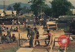 Image évacuation civiles Kontum Vietnam, 1972, de la seconde 29 séquences d'archives historiques vidéo 65675021670