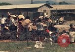 Image évacuation civiles Kontum Vietnam, 1972, de la seconde 38 séquences d'archives historiques vidéo 65675021670
