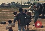 Image évacuation civiles Kontum Vietnam, 1972, de la seconde 39 séquences d'archives historiques vidéo 65675021670