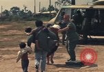 Image évacuation civiles Kontum Vietnam, 1972, de la seconde 40 séquences d'archives historiques vidéo 65675021670