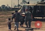 Image évacuation civiles Kontum Vietnam, 1972, de la seconde 41 séquences d'archives historiques vidéo 65675021670