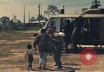 Image évacuation civiles Kontum Vietnam, 1972, de la seconde 42 séquences d'archives historiques vidéo 65675021670