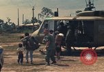 Image évacuation civiles Kontum Vietnam, 1972, de la seconde 44 séquences d'archives historiques vidéo 65675021670