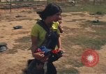 Image évacuation civiles Kontum Vietnam, 1972, de la seconde 45 séquences d'archives historiques vidéo 65675021670