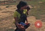 Image évacuation civiles Kontum Vietnam, 1972, de la seconde 46 séquences d'archives historiques vidéo 65675021670